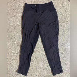 Lululemon Dance studio cropped (7/8) pant. Size 6